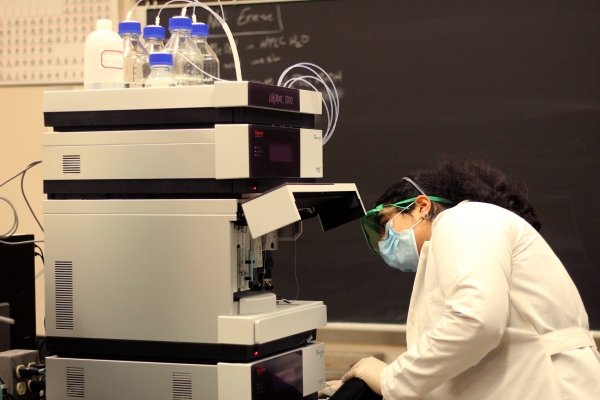 biochemistry student does test in lab